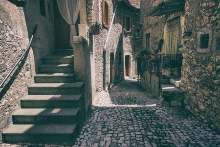 中世纪小镇小巷的太阳光设计