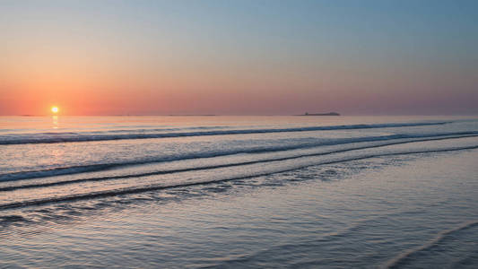在低潮的海滩景观和平的场面惊人的多彩多姿的日出