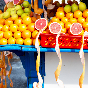 在公开市场新鲜的水果，如橙和柠檬