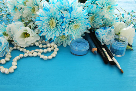 顶视图的珍珠项链和化妆的美观 精致的蓝色小花安排