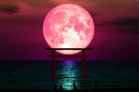 超级血月亮剪影牌坊木日本柱子站立在海夜天空, 这个图片的元素由 Nasa 装备