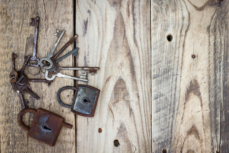 旧的老式钥匙和锁对古董风化谷仓木板木板