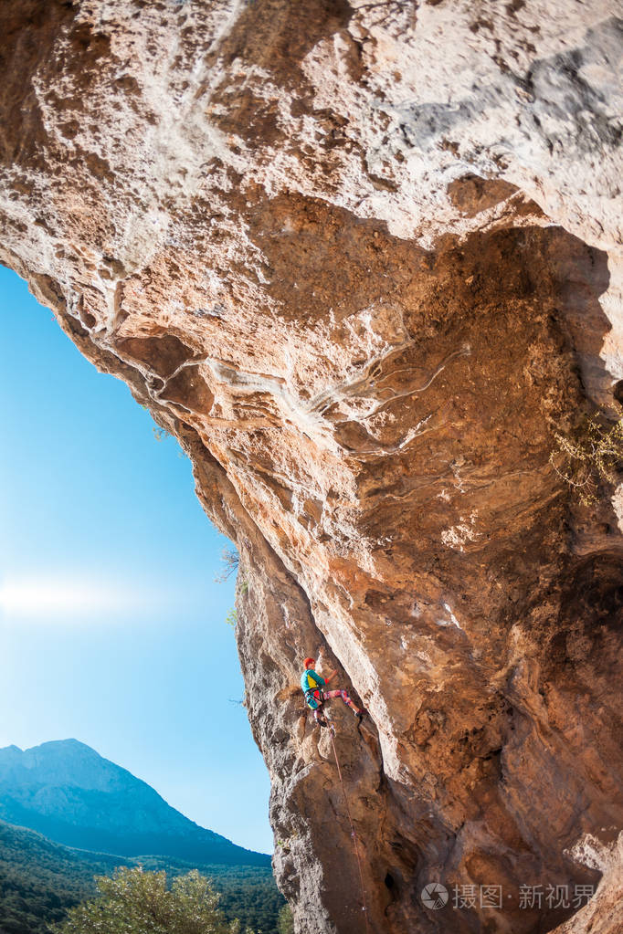 健身的性质.女人克服了艰难的攀登路线.