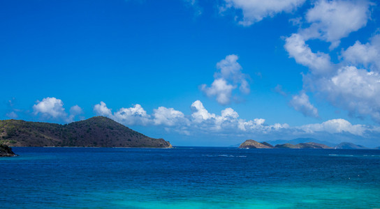 平静的水面的热带海湾