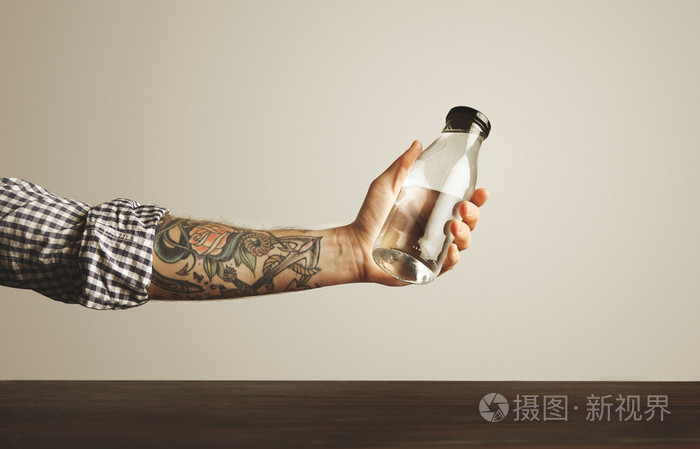 手拿瓶子,清水