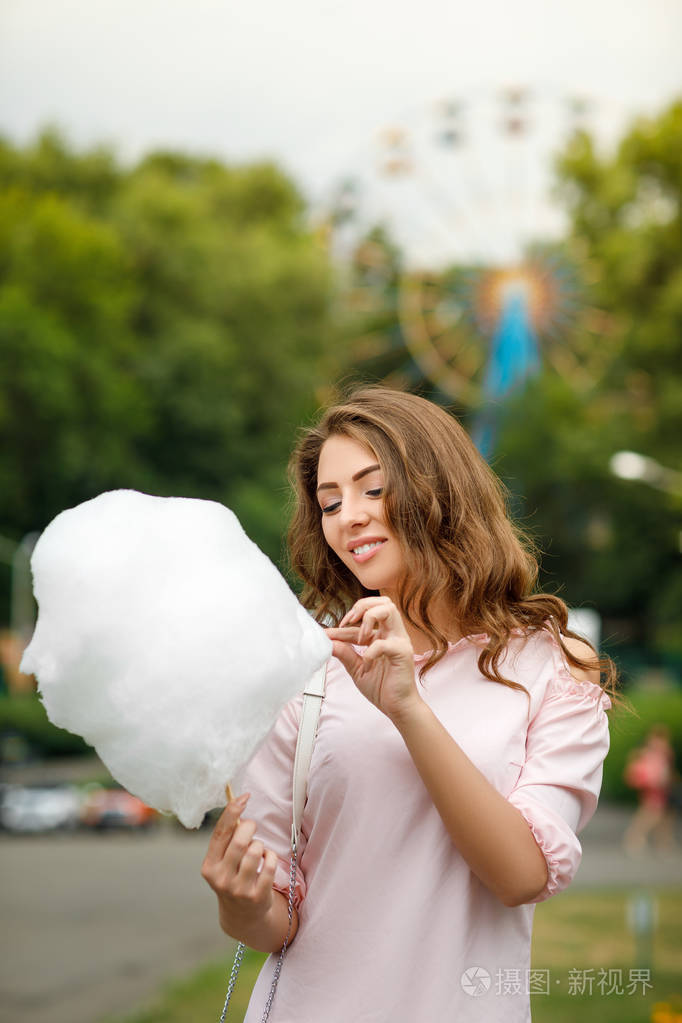有魅力的女人拿着甜棉花糖