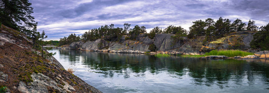 瑞典群岛仲夏的一个小岛沿岸图片