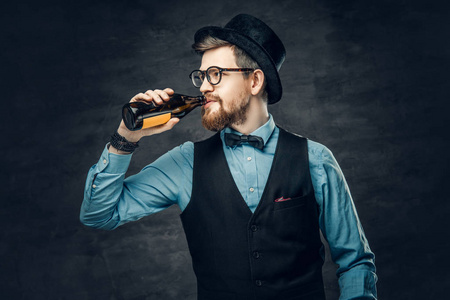 男人饮料工艺瓶啤酒图片