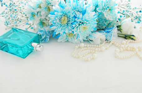 顶视图的美观 精致的蓝色插花旁边的珍珠项链