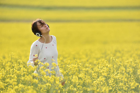 听音乐的耳机在 th 的白种人美女