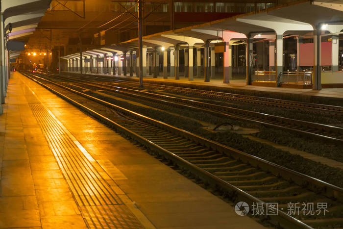 火车站站台和夜间轨道照片-正版商用图片0qqj4n-摄图新视界