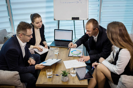 商业伙伴讨论文档和想法,在现代的办公,业务顾问分析金融商务会议照片