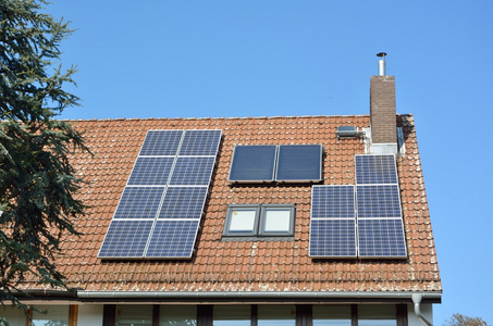 在房子的屋顶上的太阳能电池板