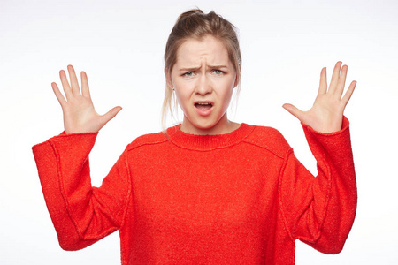 工作室拍摄的反感和不满可爱的金发女郎拉手掌对相机, 以保护自己