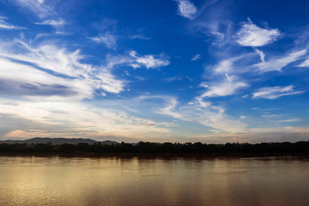 日落时的河景。蓝天