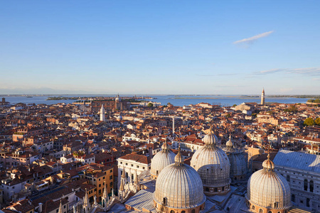 威尼斯的高的看法与大教堂圆顶和屋顶从圣马可波罗钟楼在日落之前, 意大利