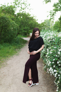 绣灌木附近的怀孕女孩