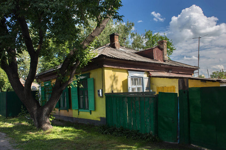 在中心的 Petropavl，哈萨克斯坦的俄罗斯西伯利亚风格的老房子里