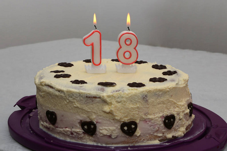 岁以下生日快乐意味着祝贺你和十八岁十八岁生日蛋糕,黑色背景蜡烛