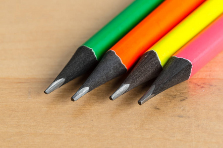 彩色铅笔在木质背景下的宏拍