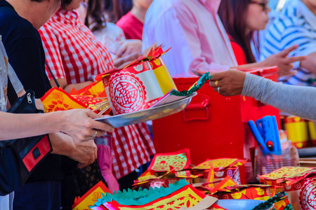 中国人在春节期间买纸币纸金和香棒, 在中国农历新年里为自己的功绩和对神的尊敬, 愿生命得到健康与幸福的祝福。