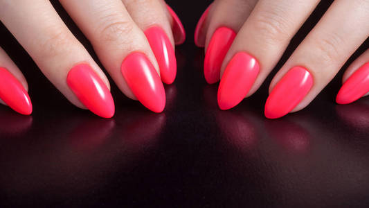 指甲油红色珊瑚色.黑色背景照片