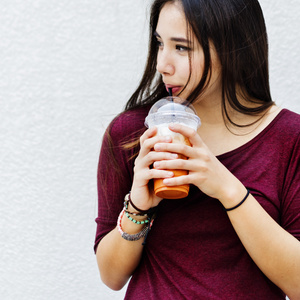 女人喝饮料照片