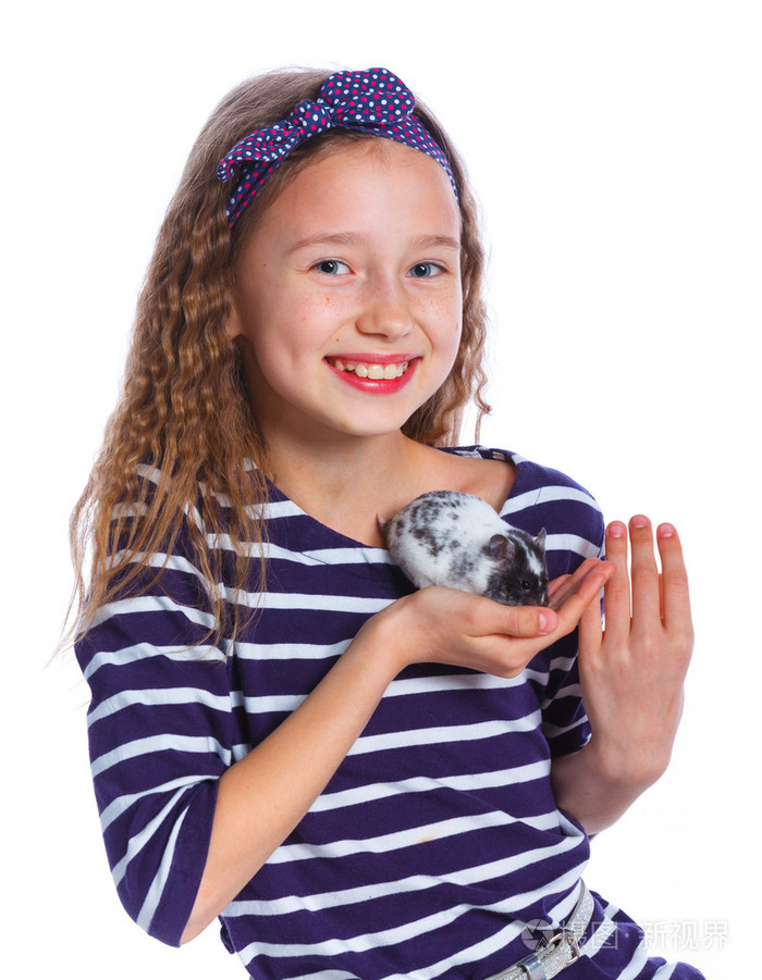 可爱的小女孩抱着一只仓鼠