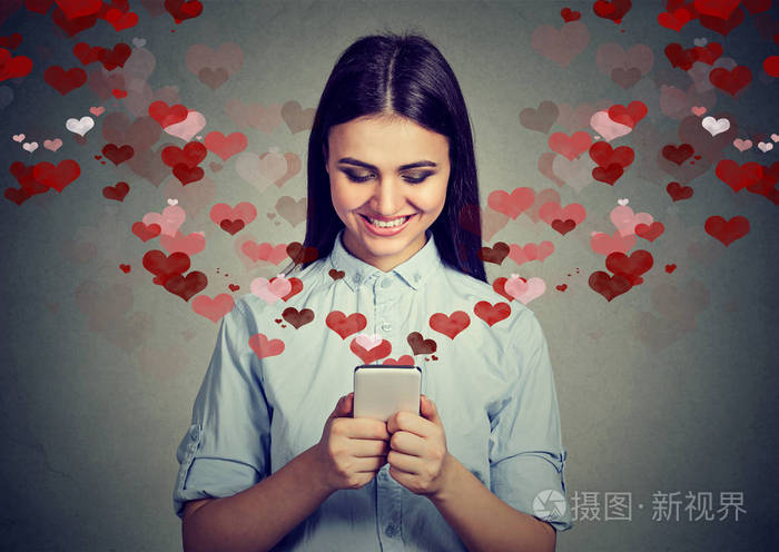 幸福的女人爱的讯息发送手机心飞走了