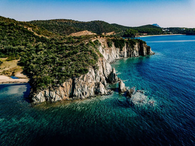 地中海岩石海岸线的鸟瞰图。希腊夏季景观