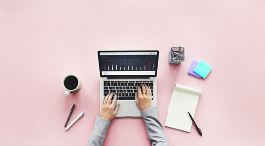 上表粉红色笔记本电脑照片