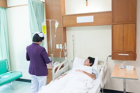 患者肺部感染  承认在 iv 生理盐水医院