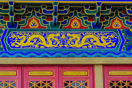 美丽的建筑和艺术的墙画与龙图案建筑在中国寺庙冷一氧化碳一 2, 暖武里, 泰国。大乘佛教的赞助下的中国寺庙