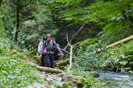 人们徒步漫步在山地森林里