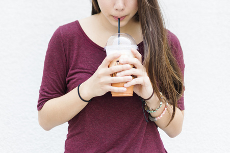 女人喝饮料照片