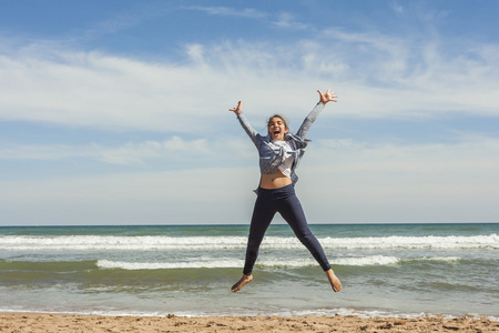 免费军装照佛跳墙少年跳跃在 bea 的海边的全景镜头照片