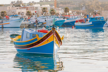 地中海传统五颜六色的小船 luzzu。渔民村马耳他的东南部。冬晨在马尔萨什洛克，马耳他
