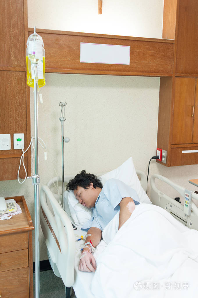 患者肺部感染 & 承认在 iv 生理盐水医院照片-正版商用图片0qqx3i-摄