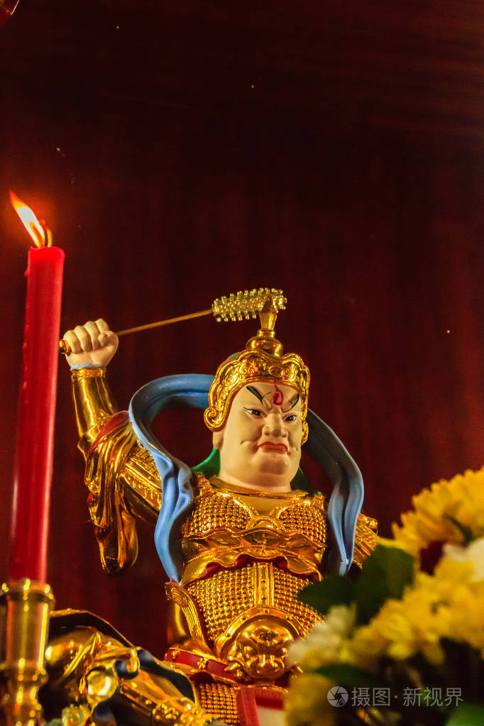 红色蜡烛和五颜六色的彩雕雕像, 中国财富之神, 财富之神, 这是带来