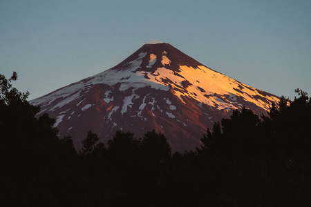 智利。Pukon。雪覆盖的火山在日落颜色