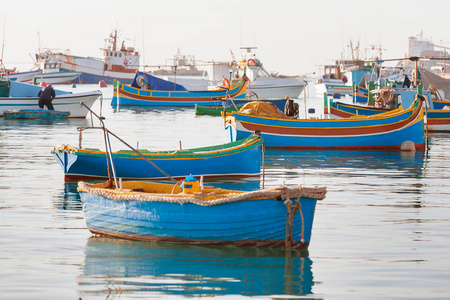 地中海传统五颜六色的小船 luzzu。渔民村马耳他的东南部。冬晨在马尔萨什洛克，马耳他