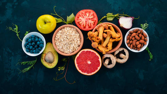 食品。蔬菜, 水果, 坚果和浆果。健康食品。在石桌上。顶部视图。文本的可用空间