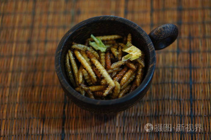 食用昆虫竹毛虫在竹地方垫上的杯子照片 正版商用图片0qqzjv 摄图新视界