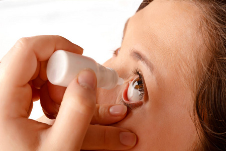 医疗滴年轻妇女滴眼在白色背景.医疗保健理念照片