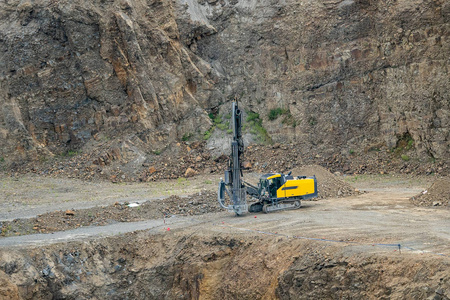 露天采矿用采煤机开采采石场.在花岗岩采石场开采.采矿业照片