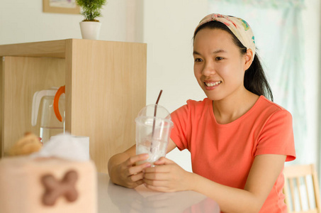 亚洲女子在咖啡厅里喝冰咖啡