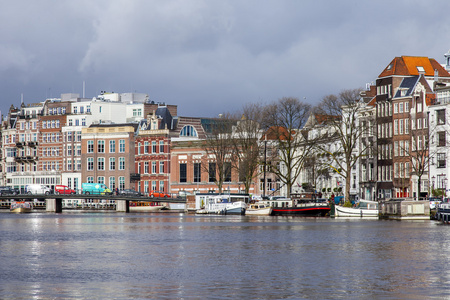 阿姆斯特丹，荷兰在 2016 年 3 月 28 日。阿姆斯特尔河。建筑群，路堤设计