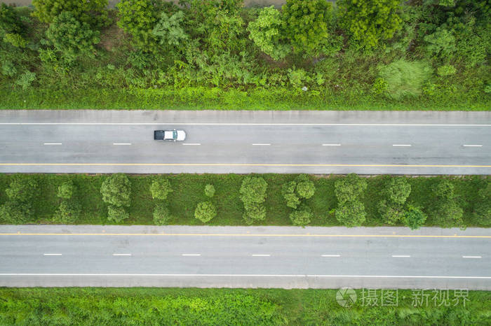 飞行无人驾驶飞机的鸟瞰图.泰国绿色小稻田中的顶层沥青路