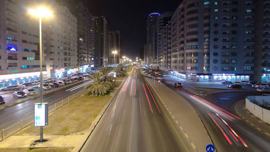 阿治曼的城市景观, 夜间交通的桥梁与灯光 timelapse。阿治曼是阿拉伯联合酋长国阿治曼酋长国的首府。4k