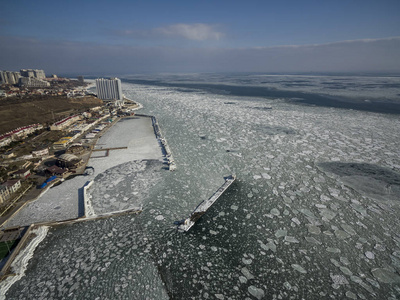 在乌克兰敖德萨冷冻的黑海
